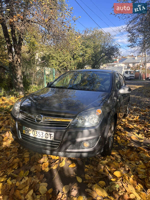 Хэтчбек Opel Astra 2012 в Львове