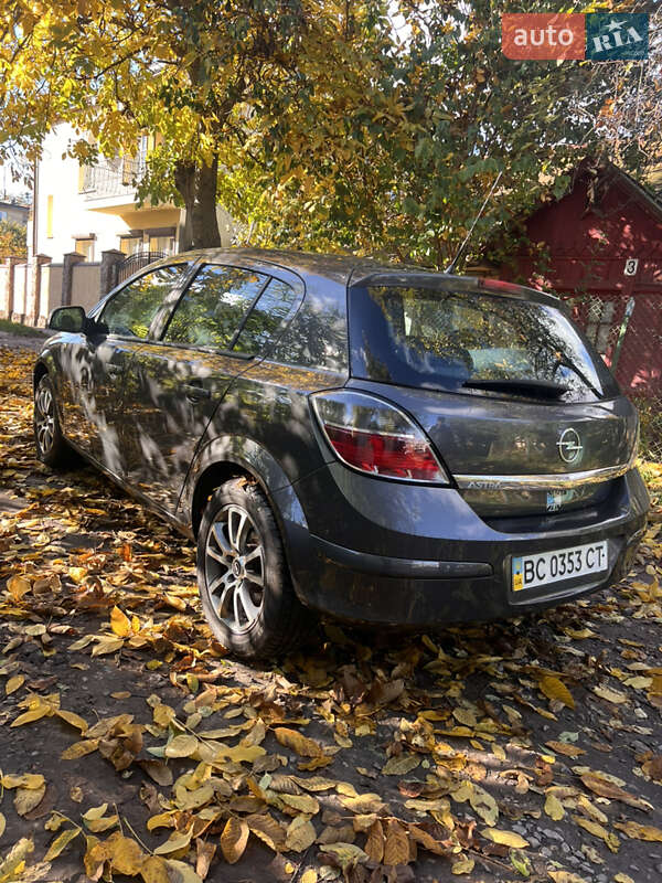 Хэтчбек Opel Astra 2012 в Львове