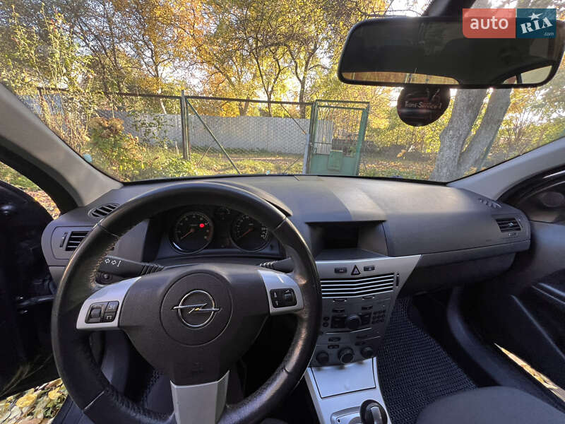 Хэтчбек Opel Astra 2012 в Львове