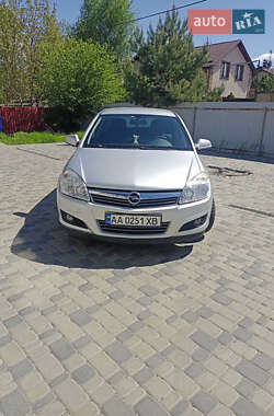 Хетчбек Opel Astra 2010 в  фото 5 Хетчбек Opel Astra 2010 в