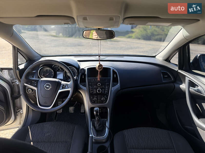 Универсал Opel Astra 2013 в Черновцах