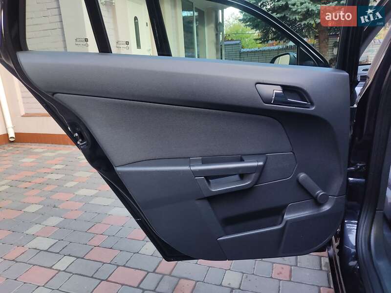 Универсал Opel Astra 2010 в Умани