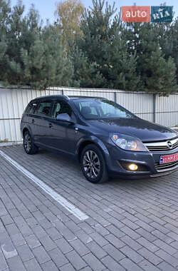 Универсал Opel Astra 2010 в Луцке