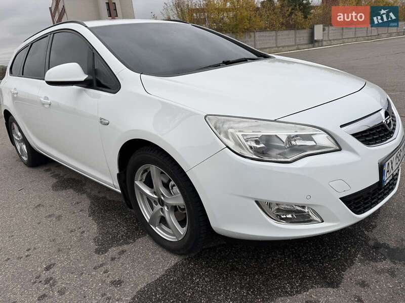 Універсал Opel Astra 2011 в Харкові