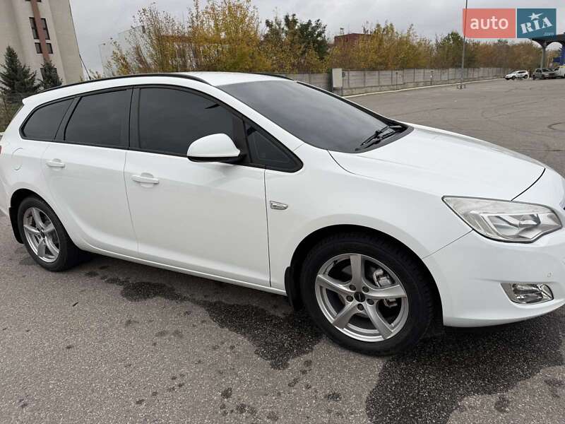 Універсал Opel Astra 2011 в Харкові