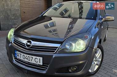 Хэтчбек Opel Astra 2012 в 