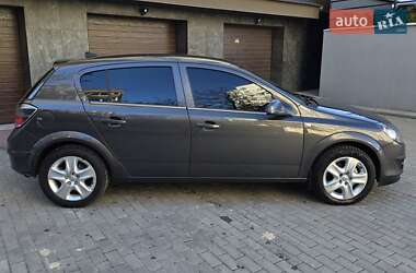 Хэтчбек Opel Astra 2012 в 