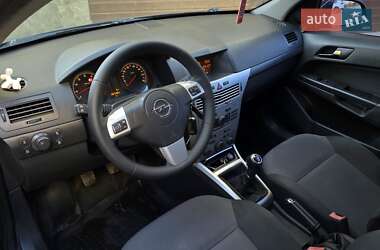 Хэтчбек Opel Astra 2012 в 