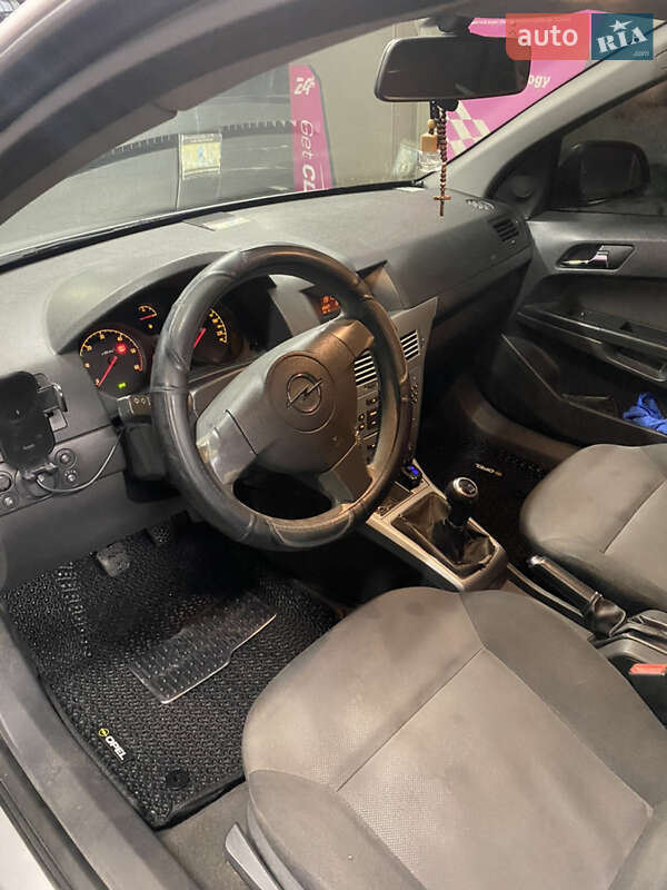 Хэтчбек Opel Astra 2011 в Хусте