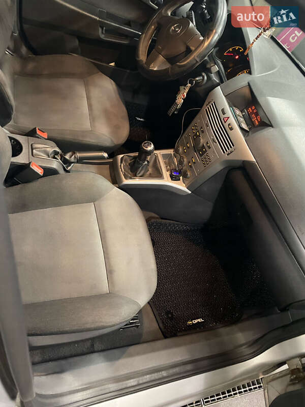 Хэтчбек Opel Astra 2011 в Хусте