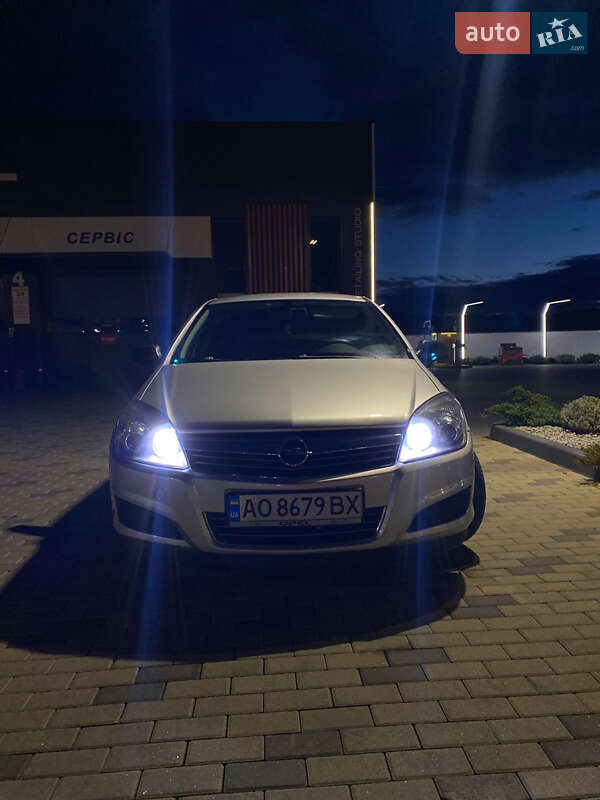 Хэтчбек Opel Astra 2011 в Хусте