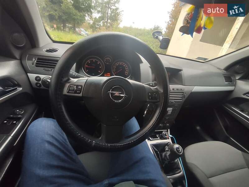 Универсал Opel Astra 2005 в Самборе