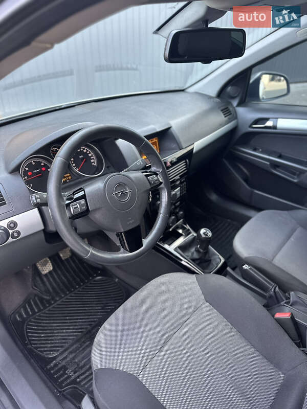 Универсал Opel Astra 2010 в Калуше