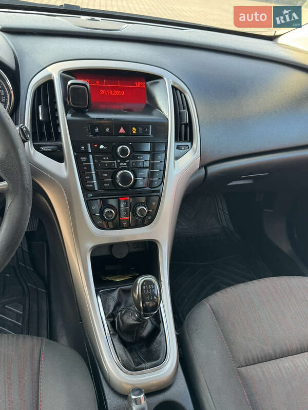 Універсал Opel Astra 2011 в Чернівцях