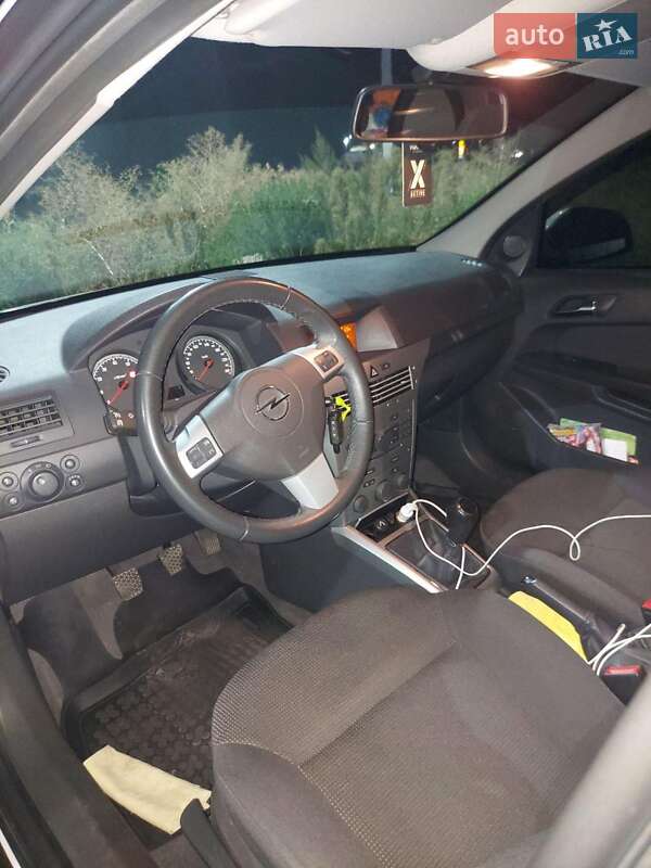 Седан Opel Astra 2014 в Днепре