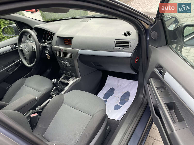 Хэтчбек Opel Astra 2006 в Городке