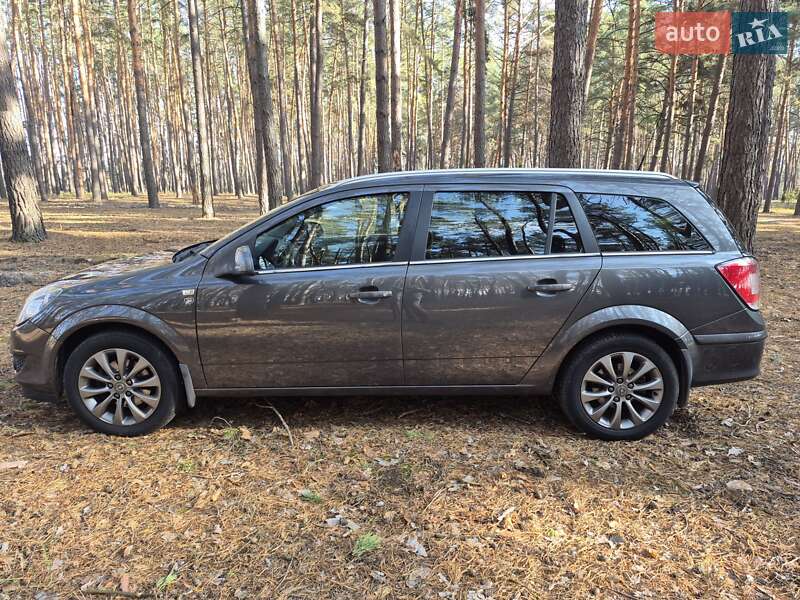 Универсал Opel Astra 2010 в Харькове