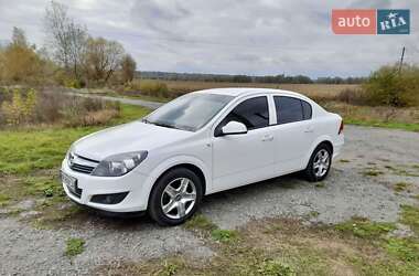 Седан Opel Astra 2013 в Ромнах