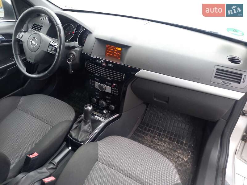 Универсал Opel Astra 2010 в Черкассах