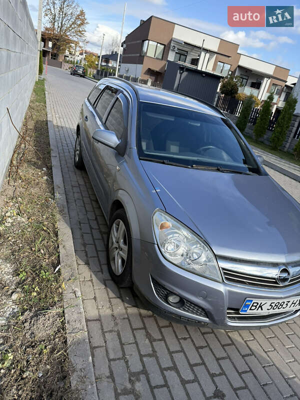 Універсал Opel Astra 2009 в Рівному