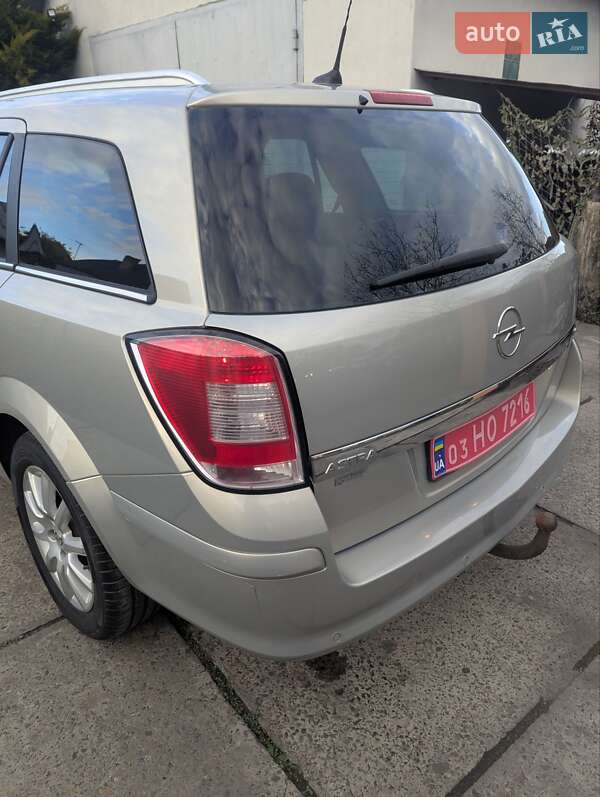 Універсал Opel Astra 2008 в Рівному