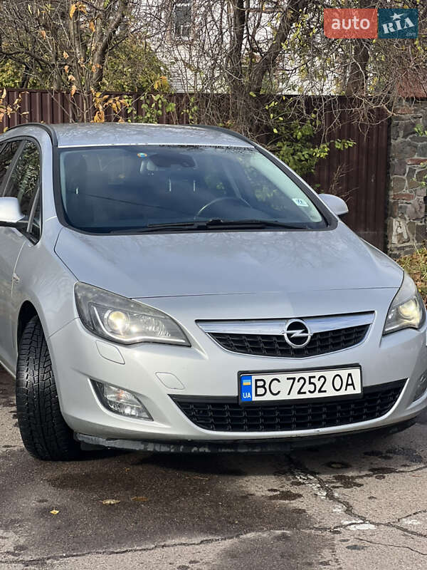 Универсал Opel Astra 2011 в Львове