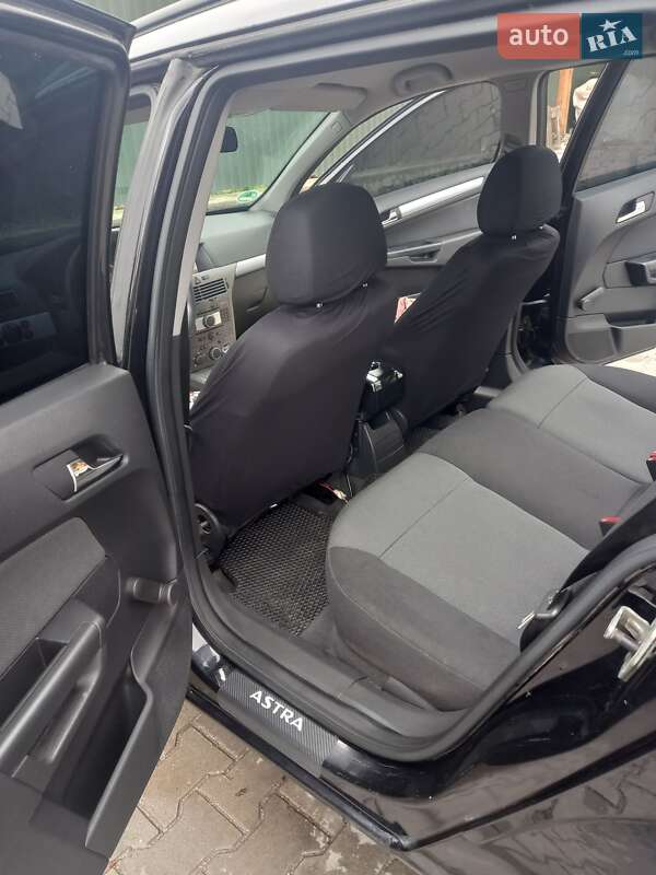 Универсал Opel Astra 2006 в Волочиске