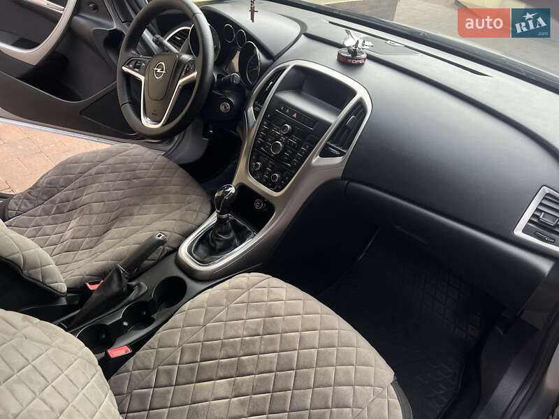 Універсал Opel Astra 2011 в Радехові