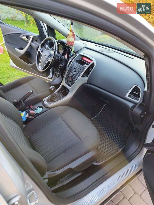 Универсал Opel Astra 2011 в Мостиске