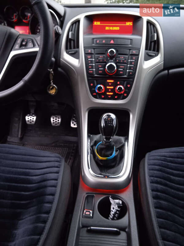 Універсал Opel Astra 2011 в Києві