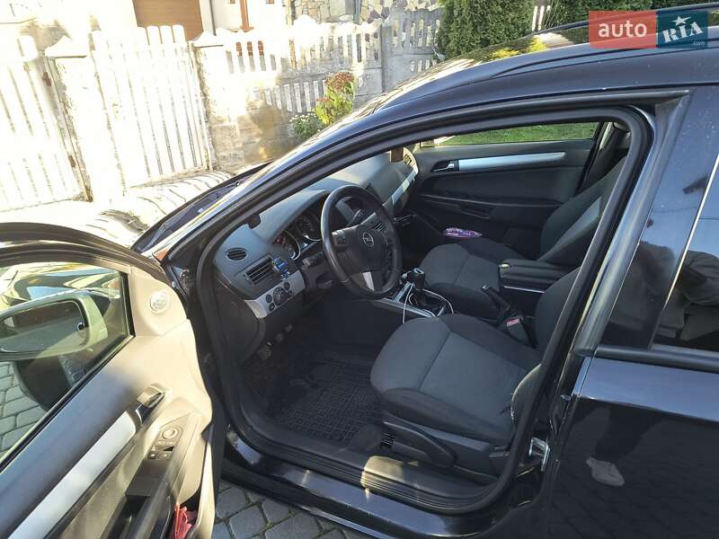 Универсал Opel Astra 2006 в Новояворовске