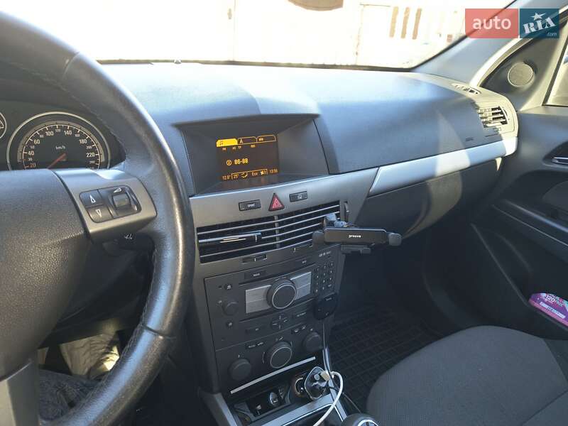 Универсал Opel Astra 2006 в Новояворовске