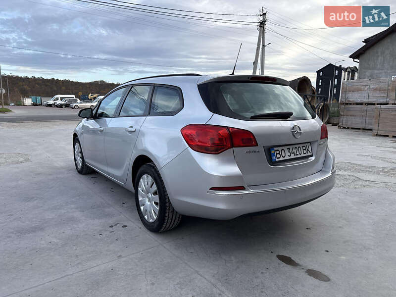 Універсал Opel Astra 2013 в Тернополі