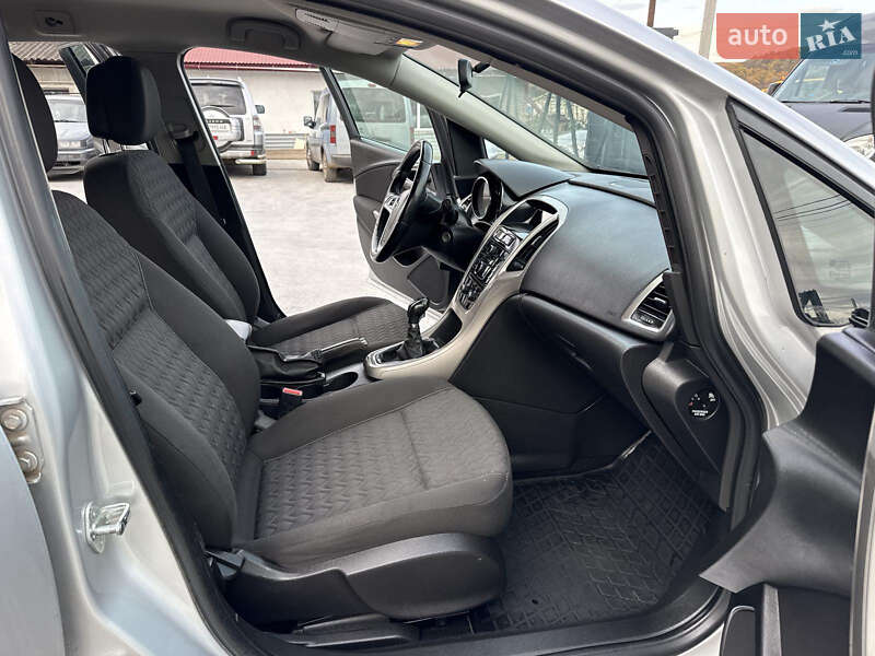 Універсал Opel Astra 2013 в Тернополі