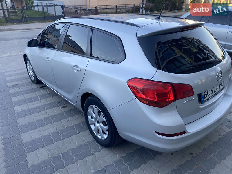 Універсал Opel Astra 2012 в Жовкві