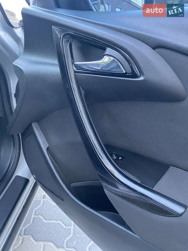 Універсал Opel Astra 2012 в Жовкві