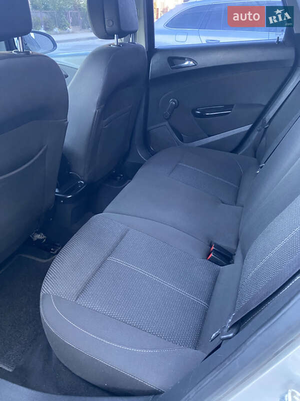 Універсал Opel Astra 2012 в Жовкві