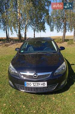 Универсал Opel Astra 2011 в Почаеве