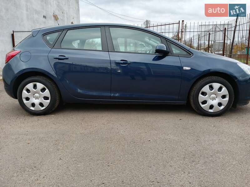 Хэтчбек Opel Astra 2011 в Прилуках