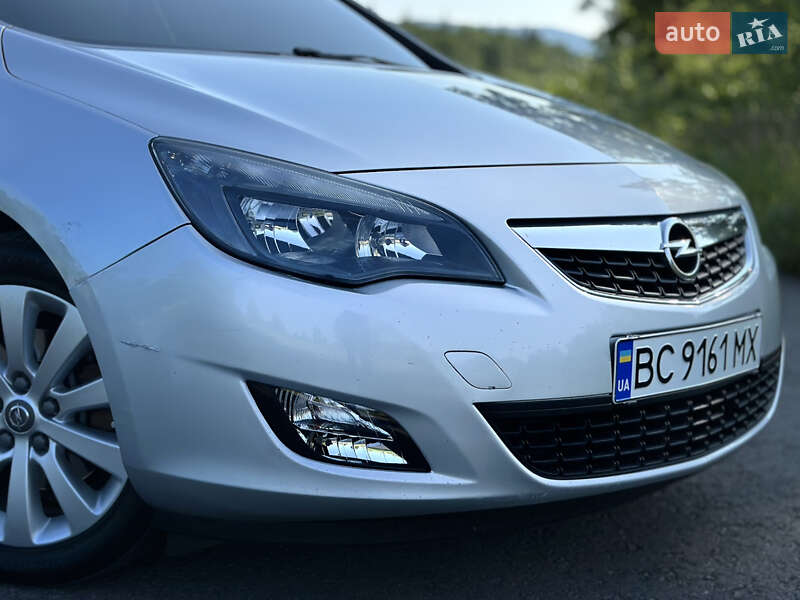 Универсал Opel Astra 2012 в Дрогобыче