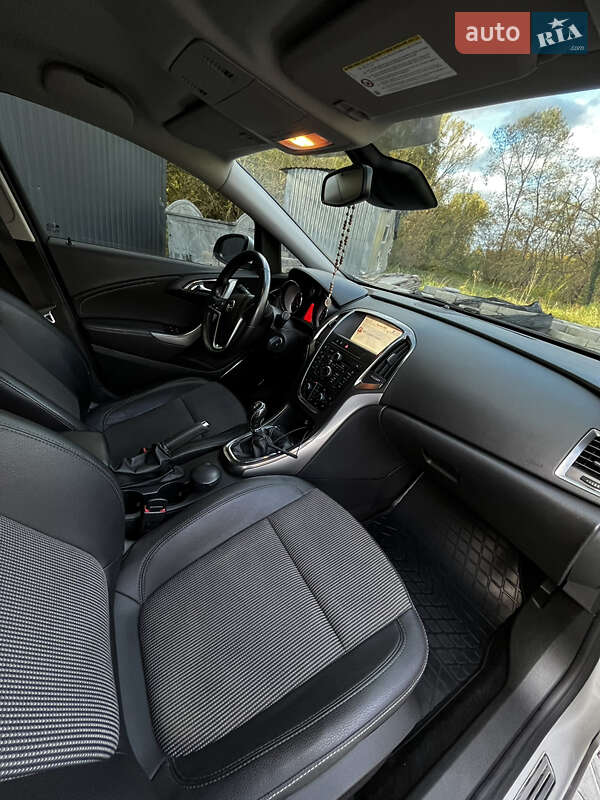 Универсал Opel Astra 2012 в Дрогобыче