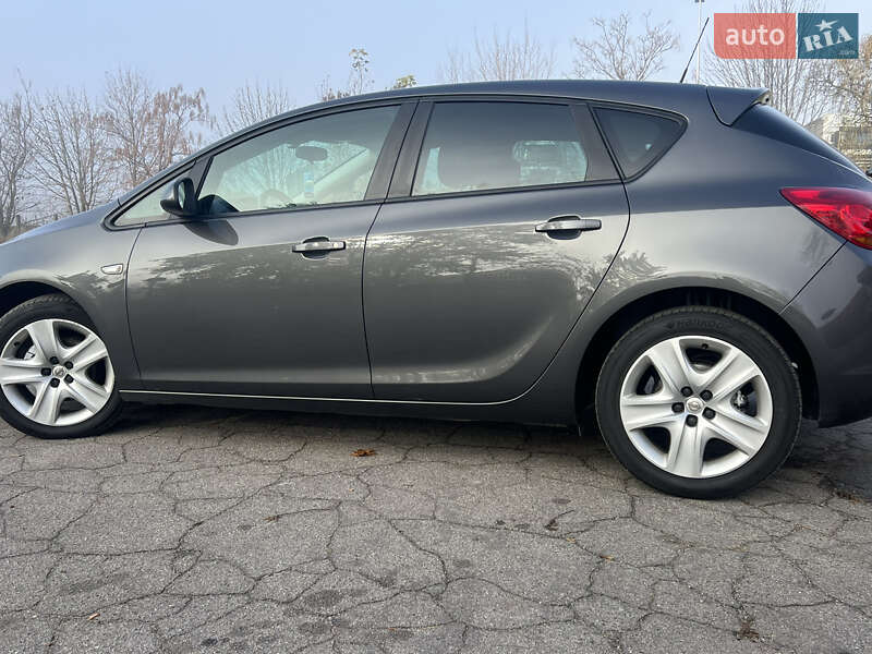 Хэтчбек Opel Astra 2011 в Хороле фото 13 Хэтчбек Opel Astra 2011 в Хороле