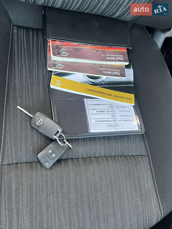 Хэтчбек Opel Astra 2011 в Хороле фото 108 Хэтчбек Opel Astra 2011 в Хороле