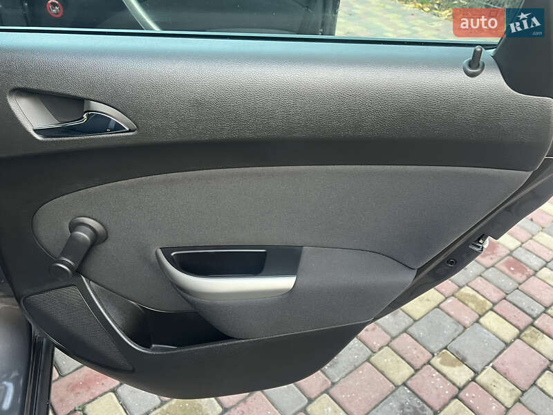 Хэтчбек Opel Astra 2011 в Хороле фото 121 Хэтчбек Opel Astra 2011 в Хороле