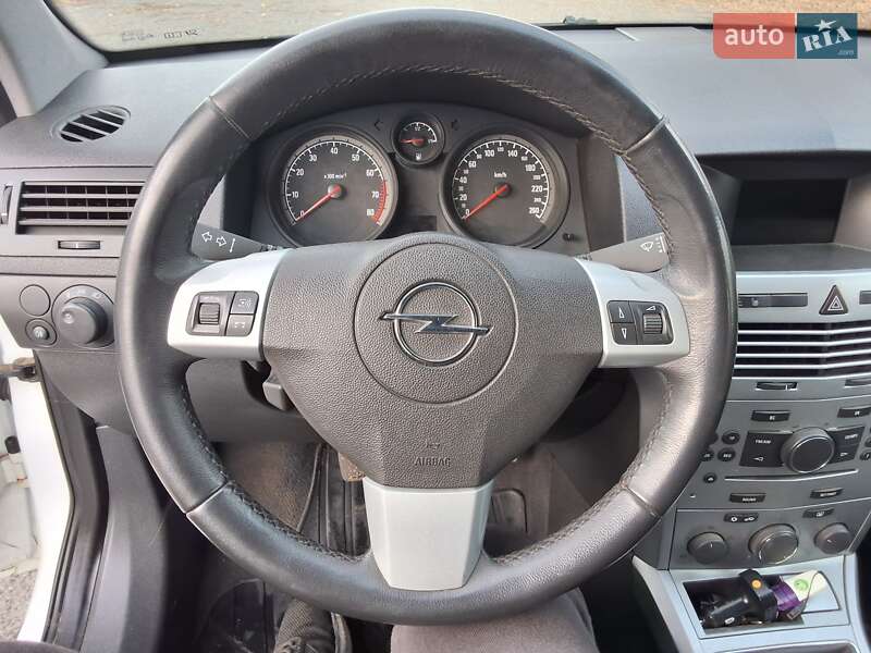 Универсал Opel Astra 2011 в Хороле фото 16 Универсал Opel Astra 2011 в Хороле