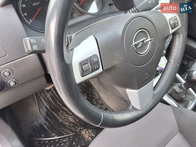 Универсал Opel Astra 2011 в Хороле фото 15 Универсал Opel Astra 2011 в Хороле