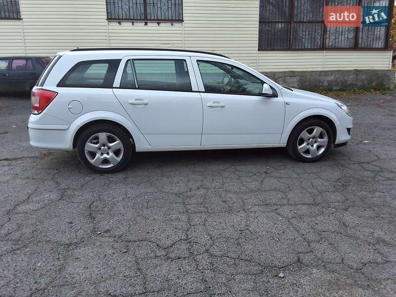 Универсал Opel Astra 2011 в Хороле фото 11 Универсал Opel Astra 2011 в Хороле