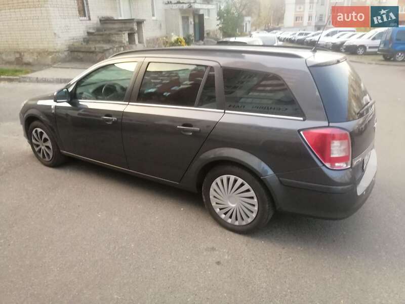 Універсал Opel Astra 2010 в Тернополі