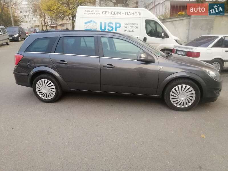 Універсал Opel Astra 2010 в Тернополі