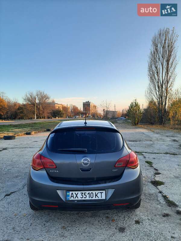 Хэтчбек Opel Astra 2011 в Лозовой